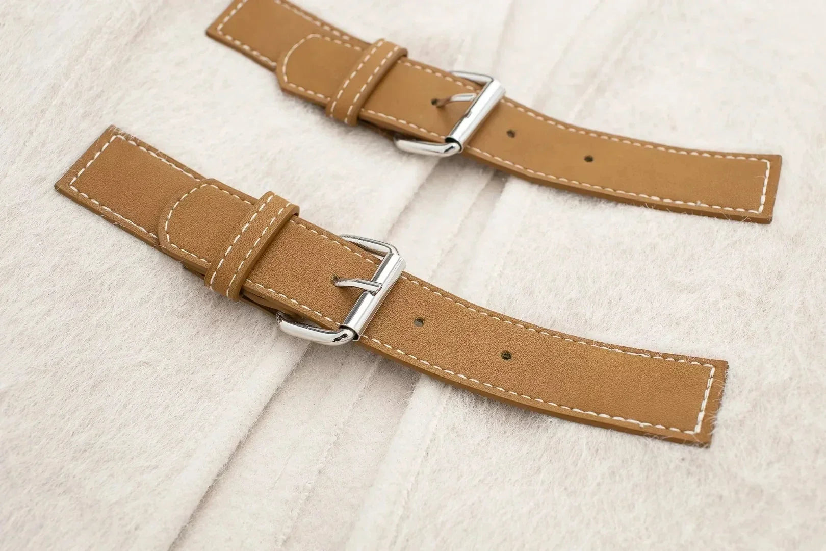 Alysha מעיל צמר בגזרת וי עם אבזמים